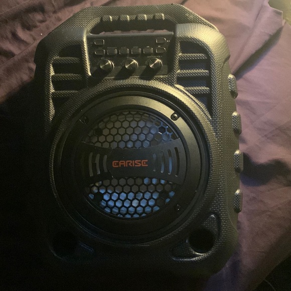 Speaker “CARISE” carry speakerglow in darkflashes colorsBluetooth or aux